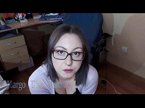 ❤️ Σέξι κορίτσι με γυαλιά πιπιλίζει Dildo βαθιά στην κάμερα Σεξ