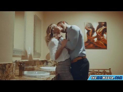 ❤️ Όταν μια πλούσια ξανθιά σε αποπλανεί σε μια δημόσια τουαλέτα Σεξ
